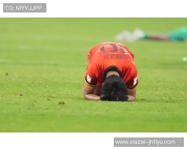 蒯纪闻赛后手臂缠绷带半场被换下愿无大碍引发球迷关心